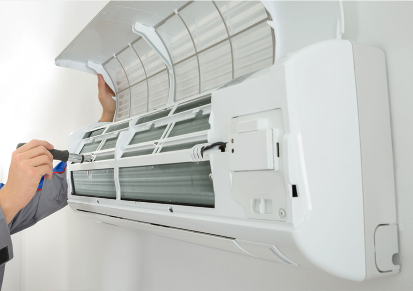 Técnico da EDS Refrigeração trabalhando